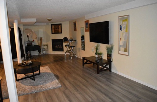 South March House | Cozy Basement Space in Kanata North