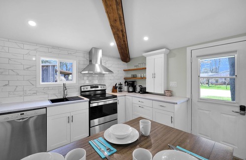 Long Point Cottage | Cozy Beach Cottage with Sauna & Spacious Backyard just 5mins from the Beach