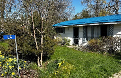 Roseneath Cabin | Cozy cabin in Roseneath with AC, a large yard and a pool.