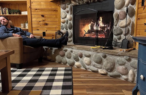Stacy Cabin | Cozy cabin on a private lake to enjoy year round.