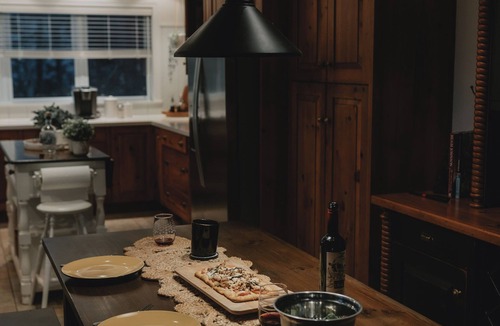 Faraday Cottage | Cozy Coe Lake Cottage | Hot Tub · Wood Fireplace