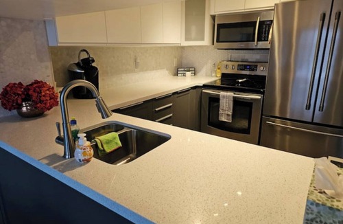 Midland House | Cozy Comfort by the Bay w/Jacuzzi