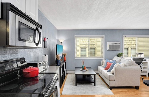 Lyn-Lake Apartment | Cozy Condo in Vibrant Location!