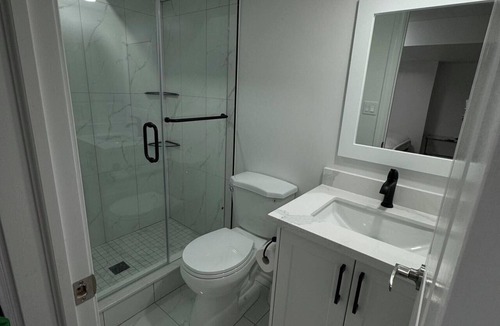 Thornhill House | Cozy & Convenient Stay - Steps from Shops, Transit at Your Door