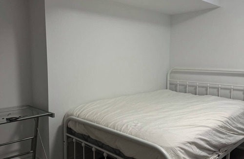 Thornhill House | Cozy & Convenient Stay - Steps from Shops, Transit at Your Door