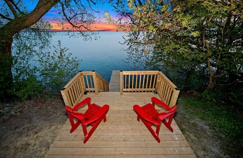 Ramara Cottage | Cozy Cottage by Lake Simcoe | Private Dock & Kayaks Included