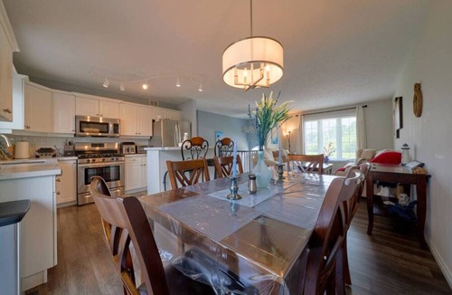 Meaford House | Cozy Cottage for Fall Getaways/Scarecrow Invasion