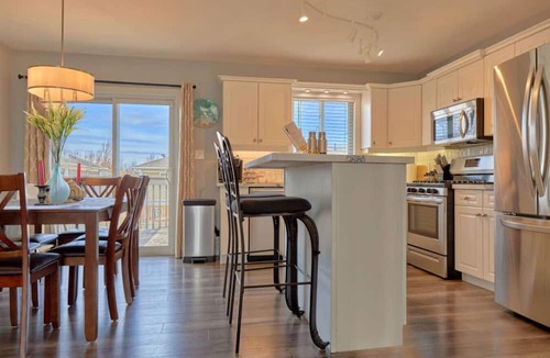 Meaford House | Cozy Cottage for Fall Getaways/Scarecrow Invasion