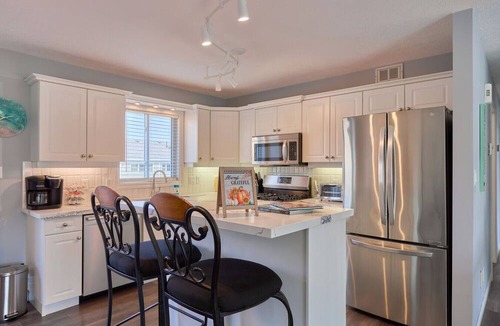 Meaford House | Cozy Cottage for Fall Getaways/Scarecrow Invasion