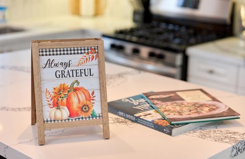 Meaford House | Cozy Cottage for Fall Getaways/Scarecrow Invasion