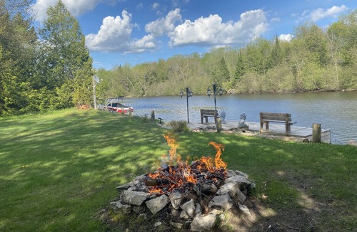 Baddow Cottage | Cozy cottage on Burnt River with hot tub & sauna