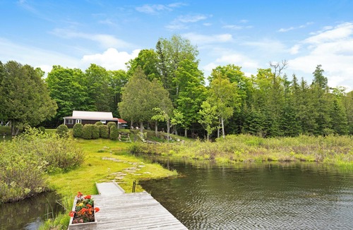 North Frontenac Cottage | Cozy cottage on the lake with kayaks included