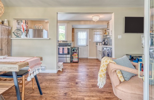 Selkirk Cottage | Cozy Cottage, steps to beach + Hot Tub - Lake Erie Couple or Family Getaway