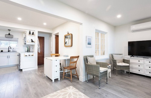 Loyalist Cottage | Cozy Cottage with all the amenities on Lake Ontario