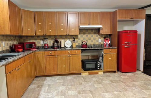 Champlain Ski Chalet | Cozy Crimson Cabin | Chalet w/Glamping in the Backyard and Retro Theme Kitchen!