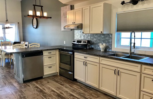 Crystal Beach Cottage | Cozy Crystal Beach Cottage,1 Minute Walk to Bay Beach. Sleep 6.