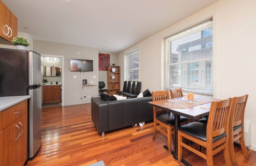 Coal Harbour Apartment | Cozy Downtown Vancouver Apartment Near Waterfront Station