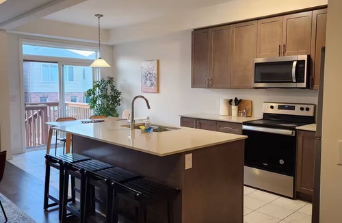 Kitchener House | Cozy Entire Home for 10 people! 3.5 bathrooms!