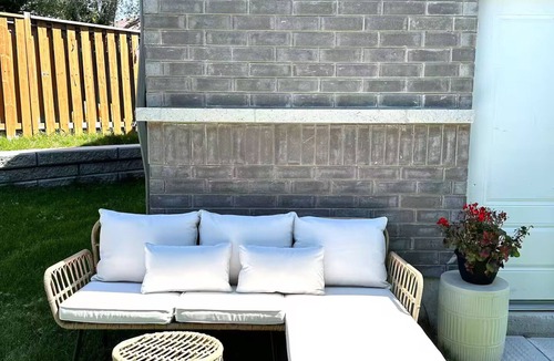 Whitby House | Cozy Family Cottage in Whitby - Spacious, Bright, and Welcoming