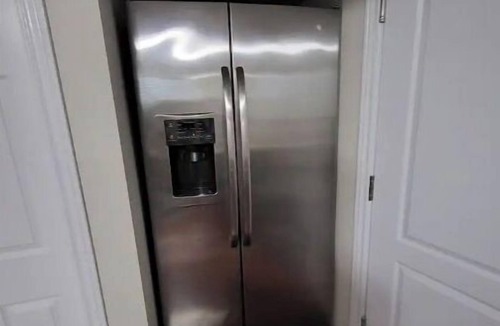 Brampton House | Cozy&family friendly private 2-bedroom apartment with separate side entrance.