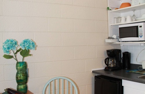 Lambton Shores Cabin | Cozy family Pine, 4 min Walk to Beach, Cabin sleep 5 with Kitchenette