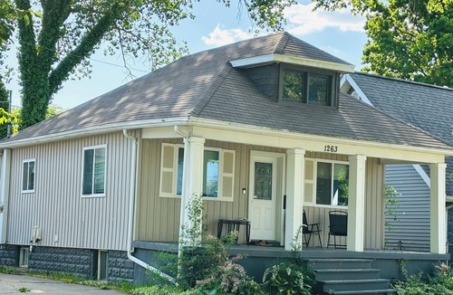 East Windsor House | Cozy Family Room with King Size Bed and attached Room all for One Price