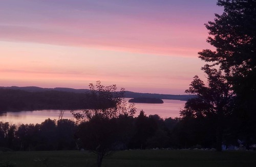 Roseneath Cottage | Cozy Grand View Hilltop Cottage (sleeps 8)
