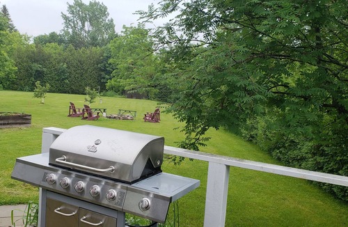 Roseneath Cottage | Cozy Grand View Hilltop Cottage (sleeps 8)