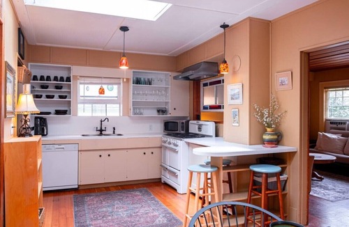 Harrison Hot Springs House | Cozy Harrison Cottage by the Lake