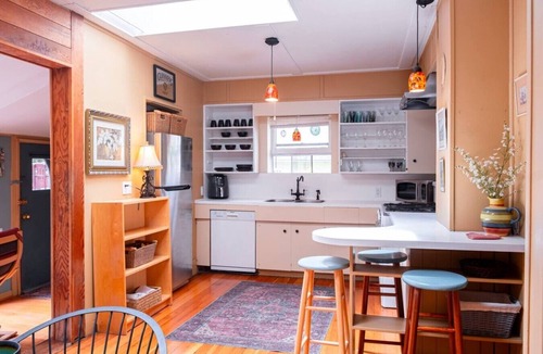Harrison Hot Springs House | Cozy Harrison Cottage by the Lake