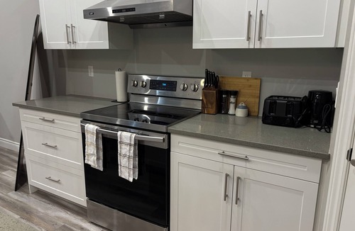Windsor House | Cozy home, 4 mins drive to Windsor airport & 10 mins drive to Detroit border