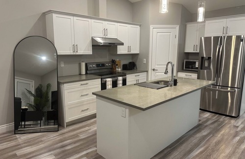 Windsor House | Cozy home, 4 mins drive to Windsor airport & 10 mins drive to Detroit border