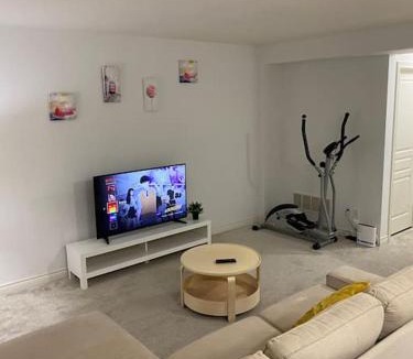Thorold House | Cozy home close to Niagara Falls