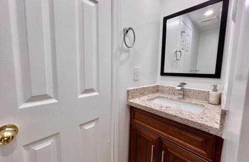 Richmond Hill House | Cozy Home Near Transit & Hillcrest Mall with Free Parking