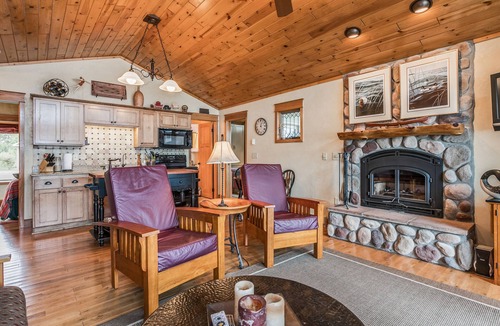 Hillman House | Cozy house just feet from the water. "Lake Life" 70 minutes from Maple Grove