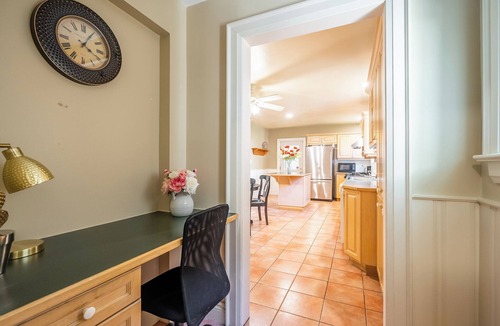 Little Italy Apartment | Cozy Houses in Downtown Toronto by GLOBALSTAY