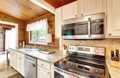 North Hero Cottage | Cozy Lake Champlain Cottage w/Private Beach!