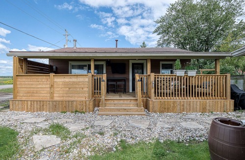 Selkirk Cottage | Cozy Lake Erie cottage with Hot Tub, steps to the beach!
