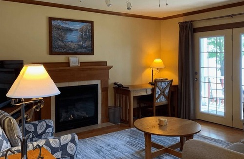 Port Stanton Cottage | Cozy Lakefront Cottage for the Ultimate Getaway