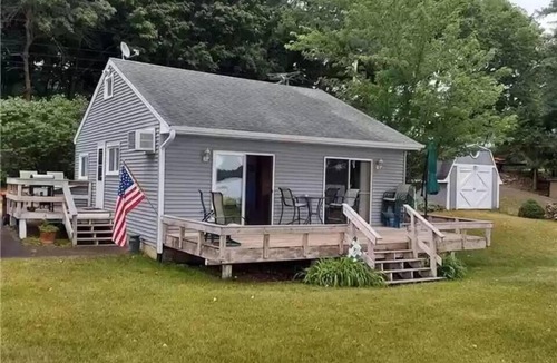 Victor Cabin | Cozy Lakefront Cottage