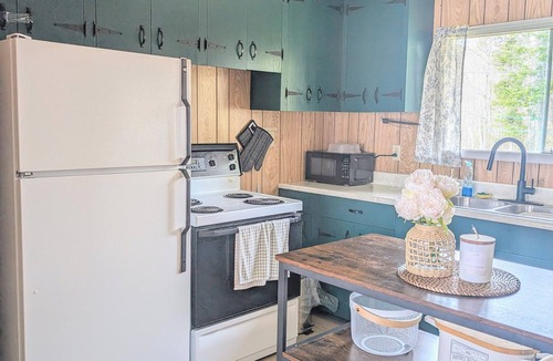 Douro-Dummer Cottage | Cozy Lakefront Cottage in Lakefield with Bunkie
