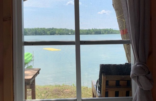 Leeds and the Thousand Islands Cottage | Cozy Lakefront Cottage on Quiet Family Friendly Lake!