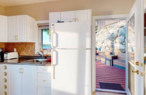 Wollaston House | Cozy Lakefront Cottage