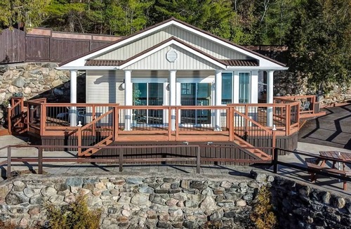 Wollaston House | Cozy Lakefront Cottage