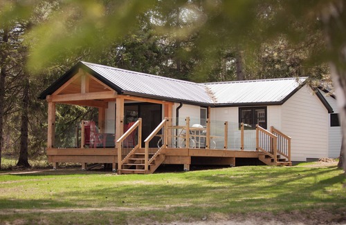 Scotia Cottage | Cozy lakefront cottage at Algonquin Woods cottage resort