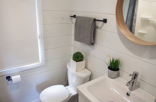 Scotia Cottage | Cozy lakefront cottage at Algonquin Woods cottage resort