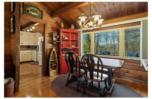 Beamsville Cabin | Cozy Log Cabin overlooking a beautiful vineyard along the wine trail 🍇
