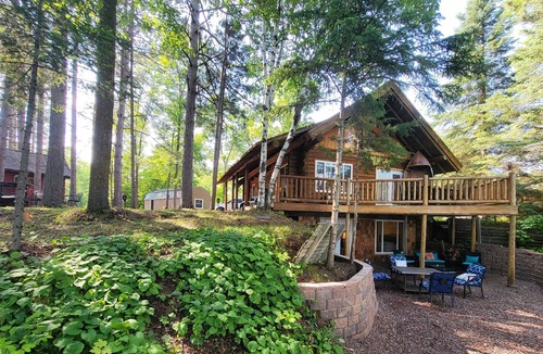 Sturgeon Lake Cabin | Cozy Log Cabin Retreat on Sturgeon Lake