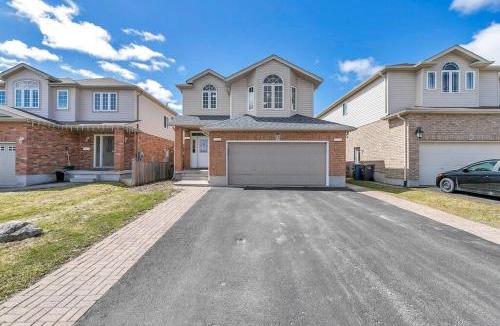 Guelph Apartment | Cozy Luxurious Detached 4 Bedroom House