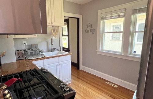 Victory House | Cozy Minneapolis Bungalow - 2 bedroom, your home away from home!